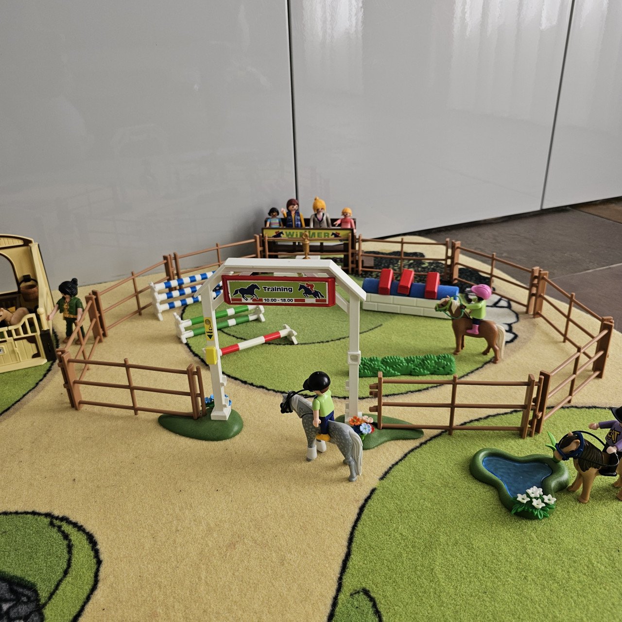 Playmobil pony manege springwedstrijd huifkar en meer
