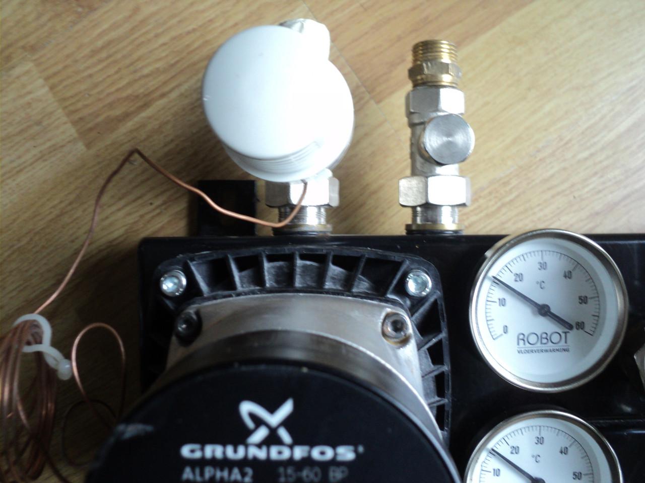 Vrijwel nieuwe 3 groep verdeler vloerverwarming ENERGI ZUINIG