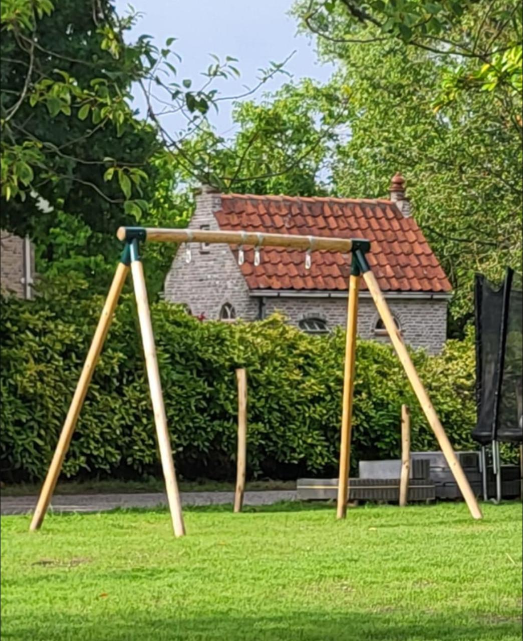 Tuin schommel incl.twee plastic schommels.