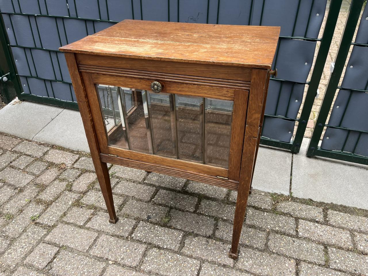 Theekastje met facet glas