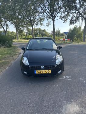 Zwarte fiat punto