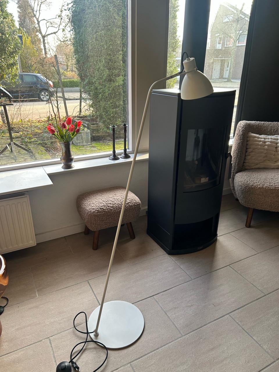 Vloerlamp lichte kleur zo goed als nieuw. 35 euro