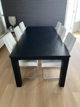 Zwarte eettafel met 6 witte leren stoelen