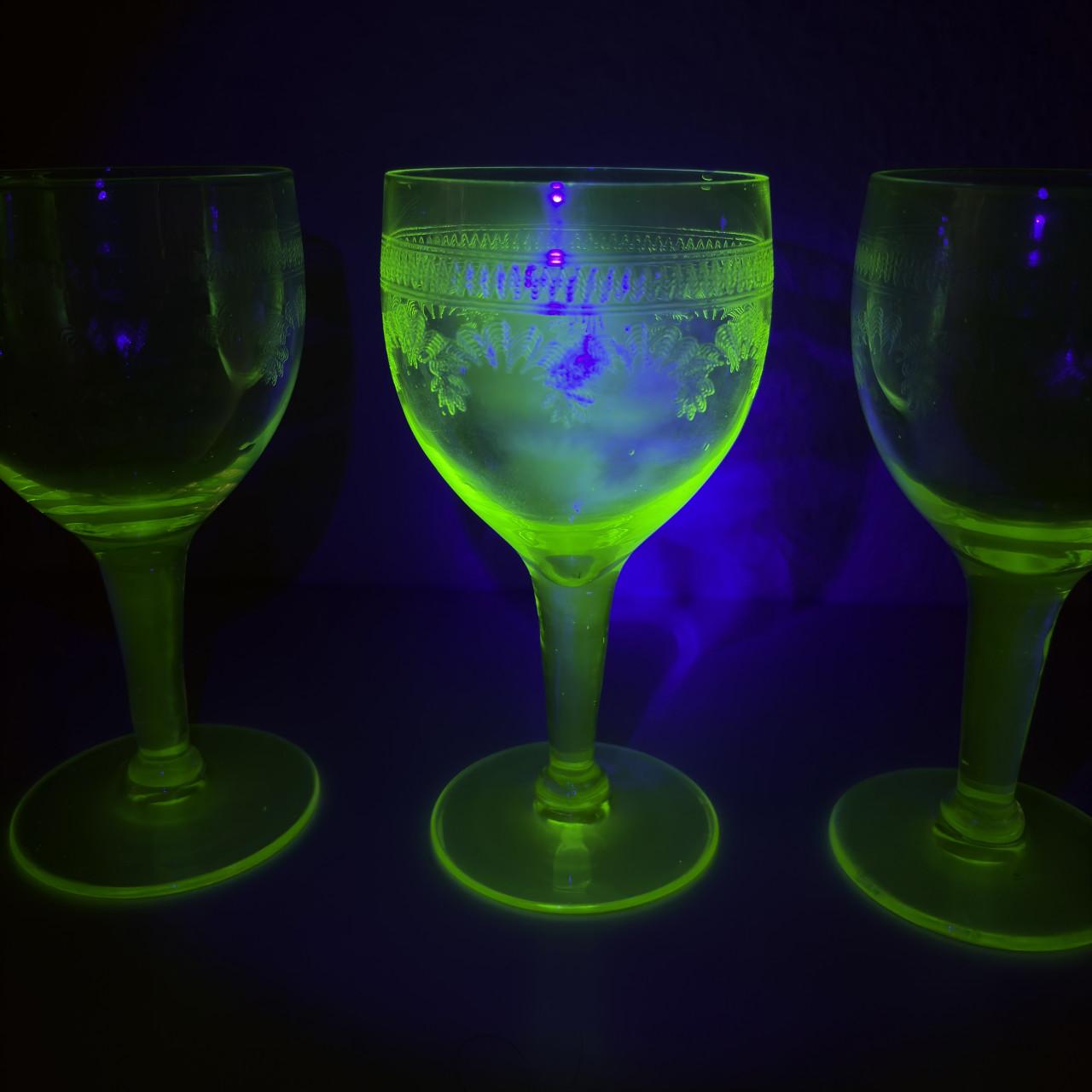 Uranium wijnglazen 4 of 5 stuks, uv395