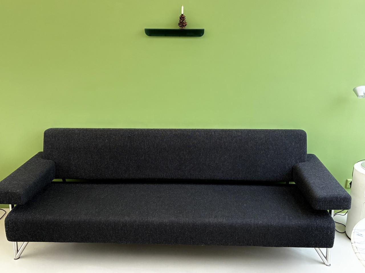 Bank, merk CLOAK. Kleur is antraciet