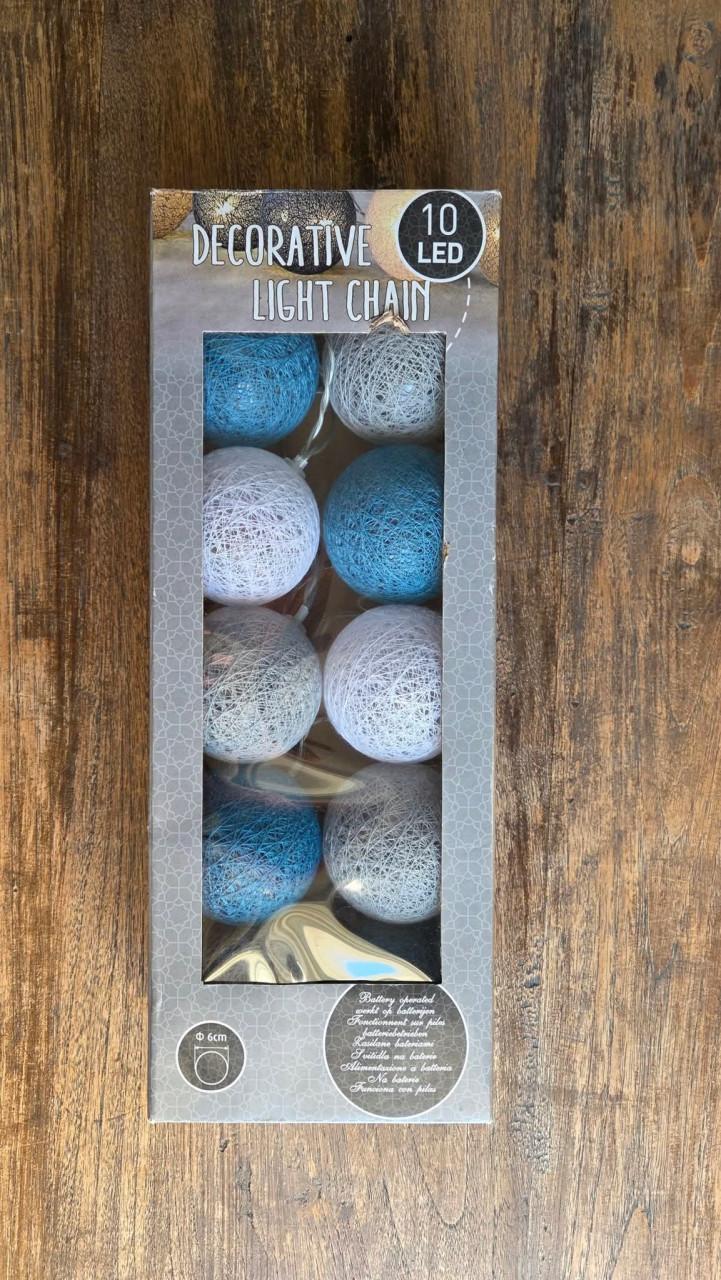 Lichtslinger ca. 1.85 m. Bollen in wit, grijs en petrol.