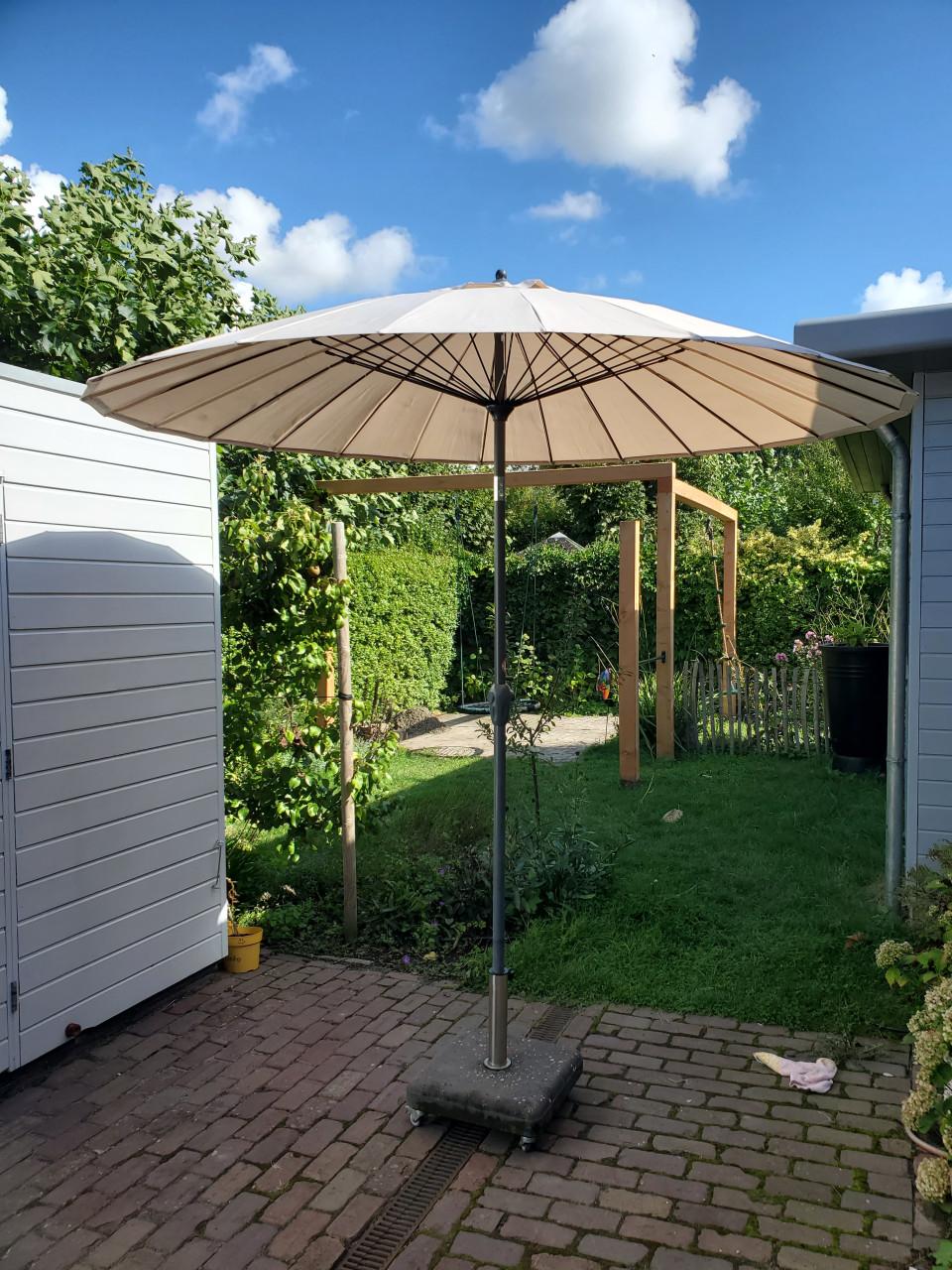 Mooie parasol met betonvoet