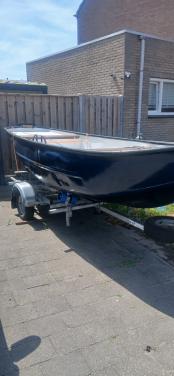 Sloep, stalen vlet met trailer
