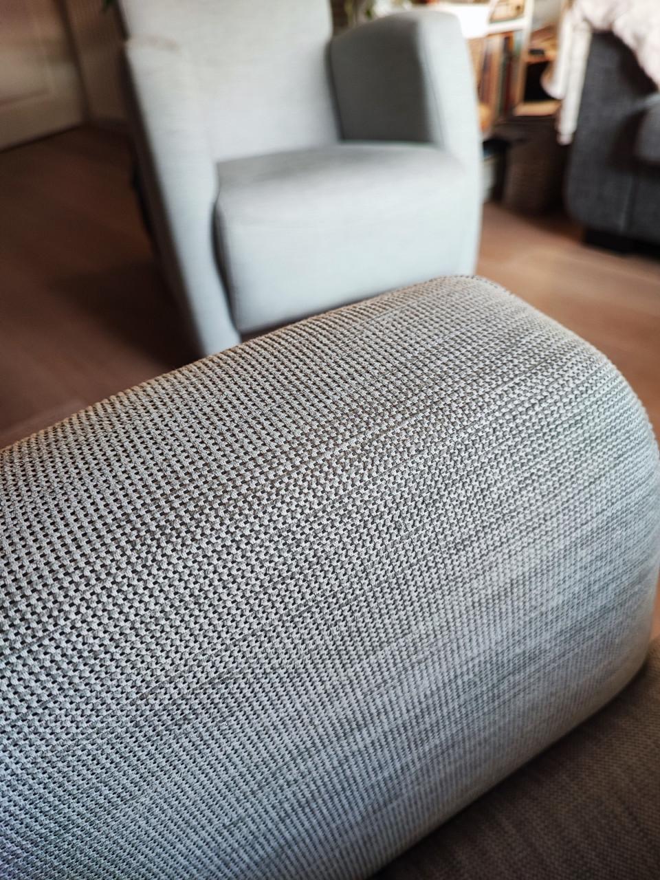 Twee fraaie zilvergrijze fauteuils