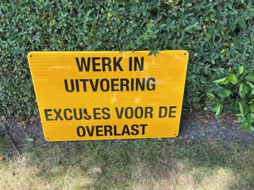 Bord "Werk in uitvoering " van metaal