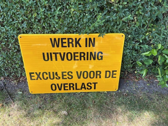 Bord "Werk in uitvoering " van metaal