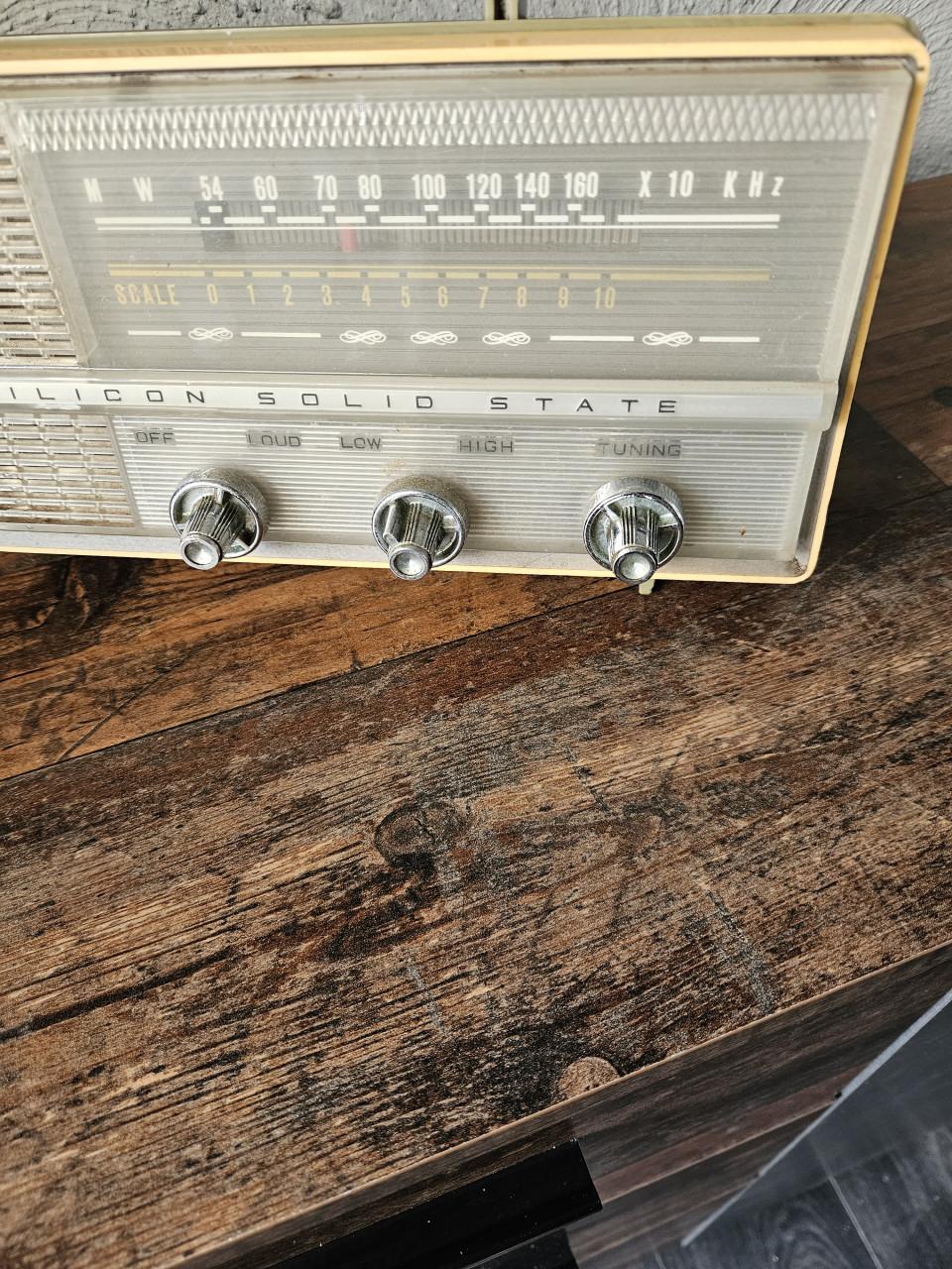 Vintage Gold Star Super Silicon Solid State Radio...