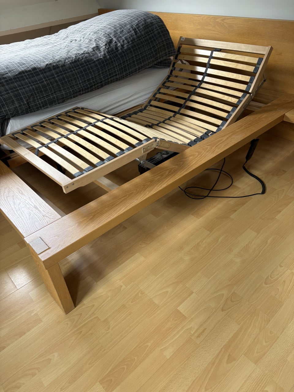 2p. Bed 180x200(massief beuken) incl. Electrisch verstelbare lattenbodems