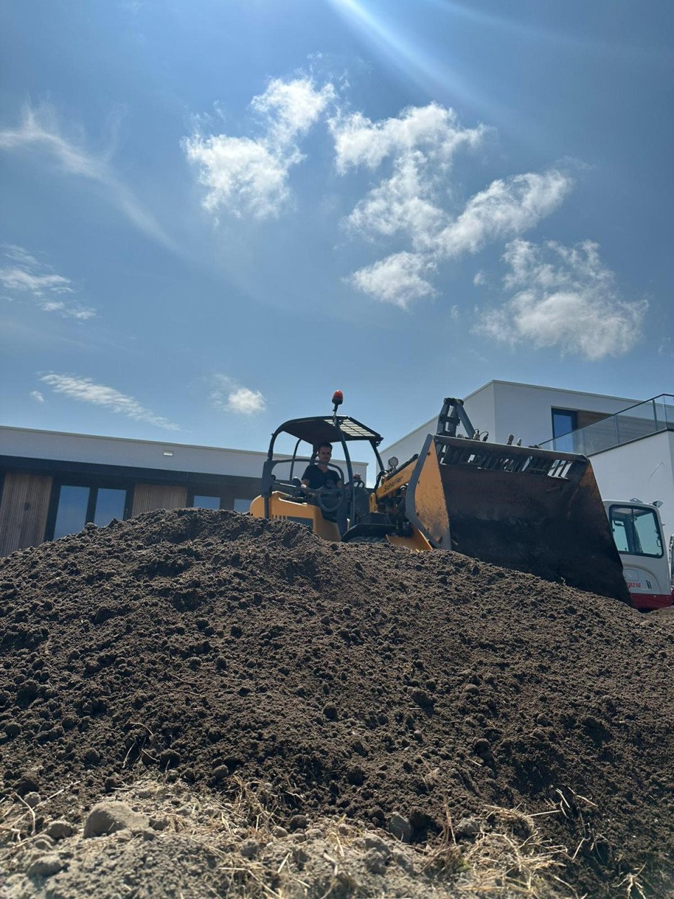 Tuin afgraven, grond afvoeren & zand storten