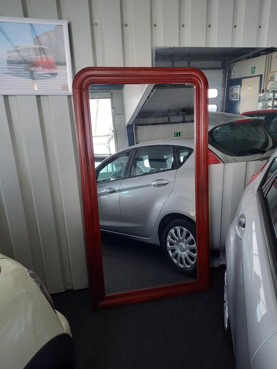 Oude kast en stoeltjes