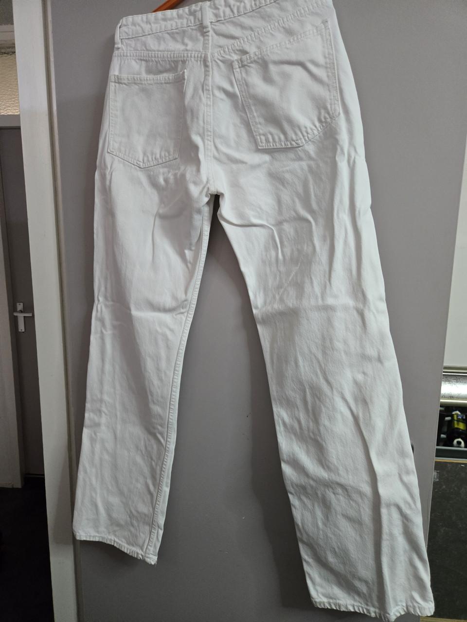Witte Zara jeans Maat 42 recht model en is gemaakt van stevige denim.