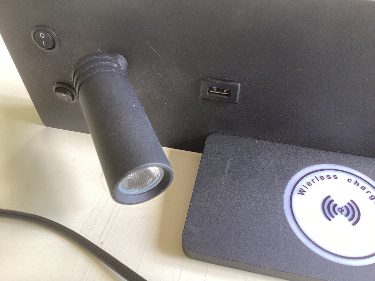 Nieuwe wandlamp , ook tel. opladen , usb