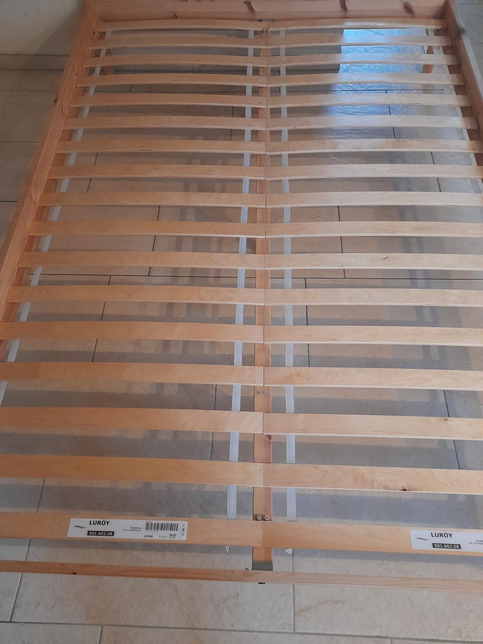 Houten bed 140 x 200 (in goede staat)