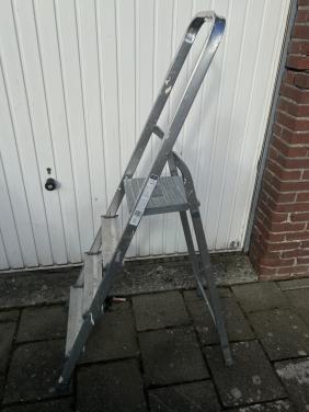 Aluminium huishoudelijk Trap 4 treden draagvermogen 150 kg.