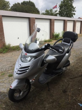 Kimco Motorscoeter 250cc. In zeer goede en mooi staat