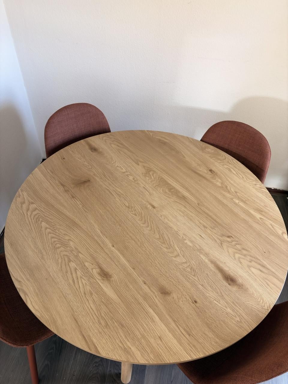 Eettafel Ø120 cm + 4 eetkamerstoelen – Zo goed als nieuw!
