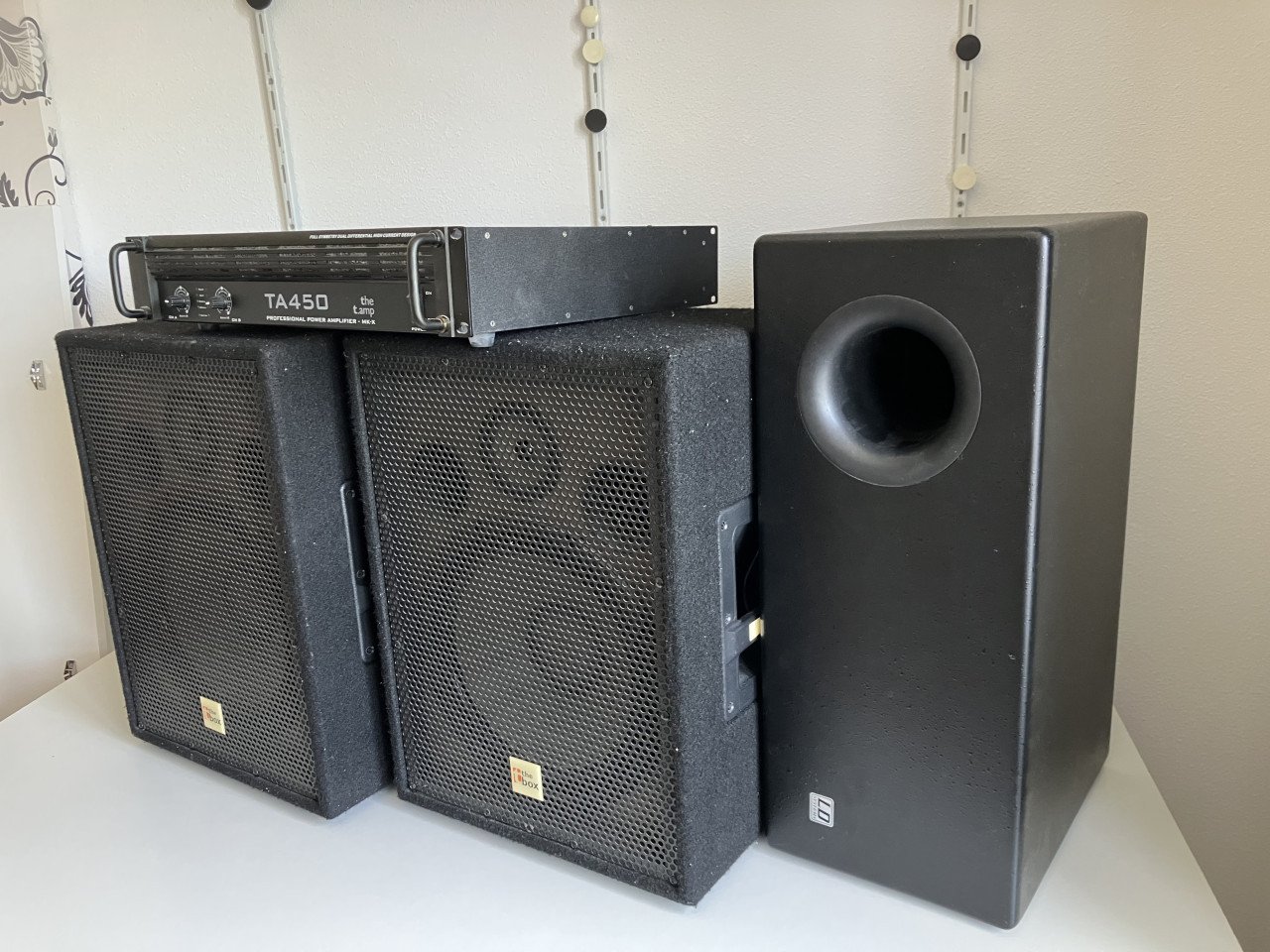 Versterker 2x200W T.amp met boxen
