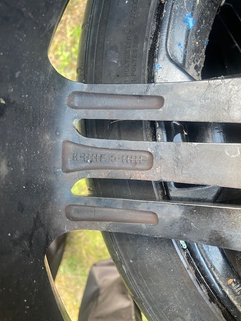 Te koop 4 velgen met banden komen onder een golf gtd vandaan