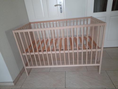 Ledikantjes in hoogte verstelbaar 60 x 120 (z.g.a.n.)