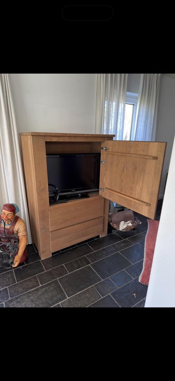 Eikenhouten (tv) kast