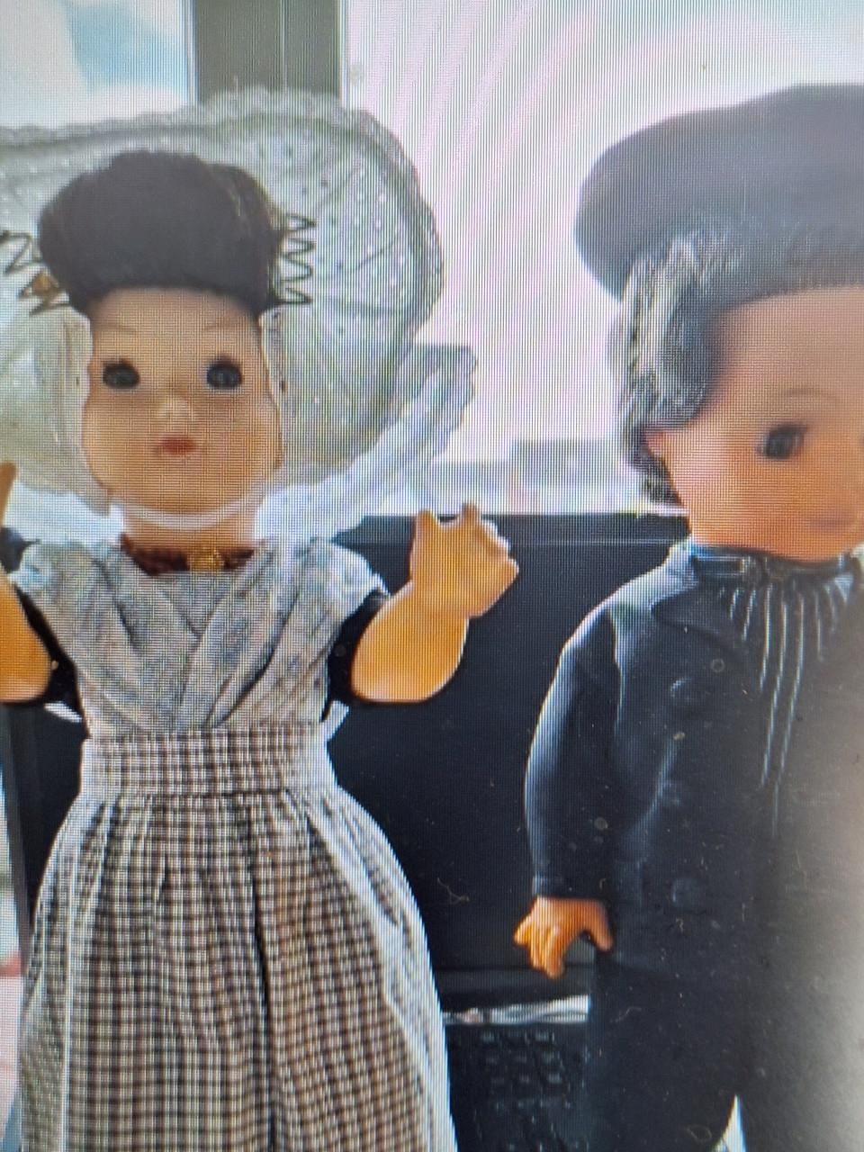 2 poppen in zeeuwse klederdracht walcheren