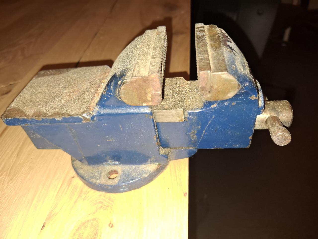 Klein bankschroefje met aambeeld 75 mm