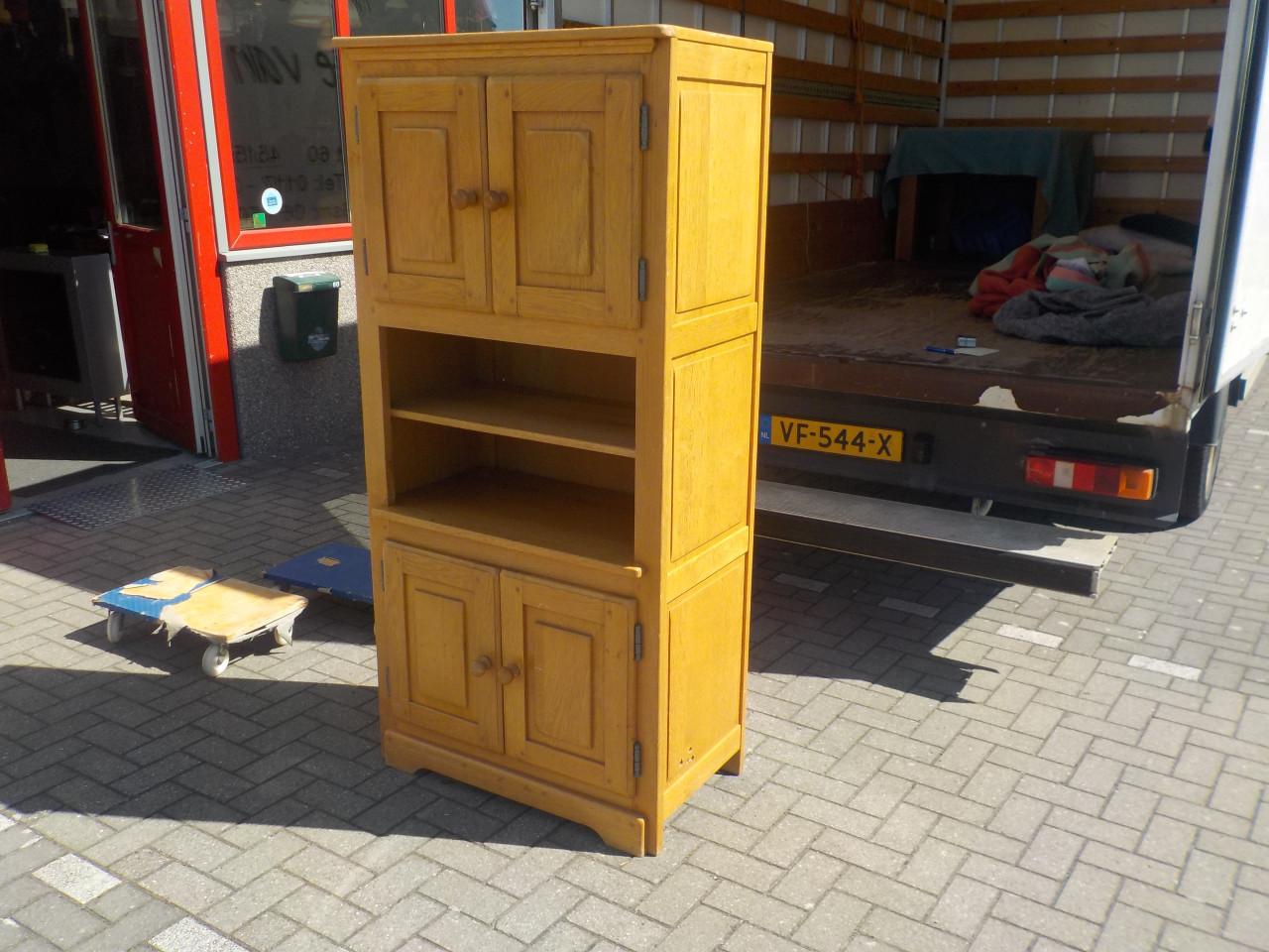 Geheel massief OISTERWIJK meubel in goede staat