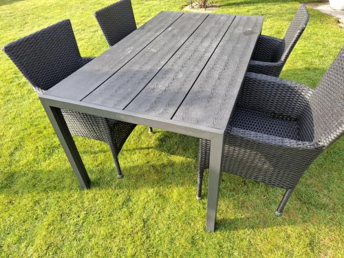 Tafel en 4 stoelen.