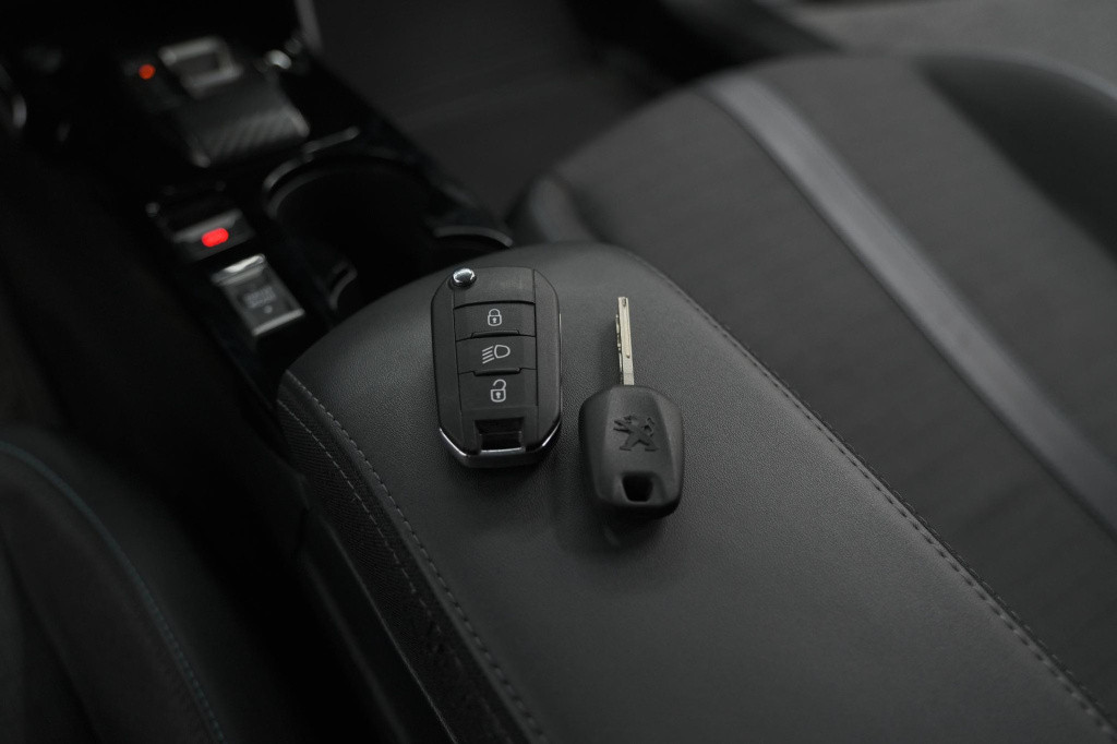 Peugeot 208 puretech 100 eat8 allure pack | camera | apple carplay | parkee