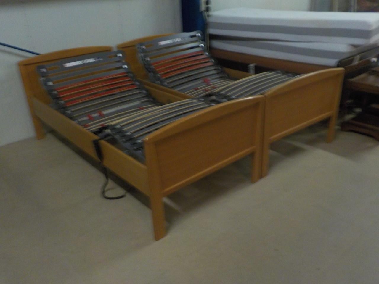2 ledikanten met 2 elektrische bodems in zeer goede staat 90 x 200 cm