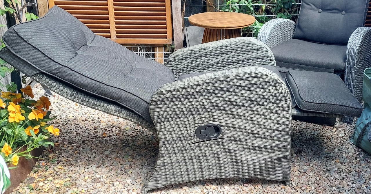 Twee tuinstoelen met kussens. In standen verstelbaar