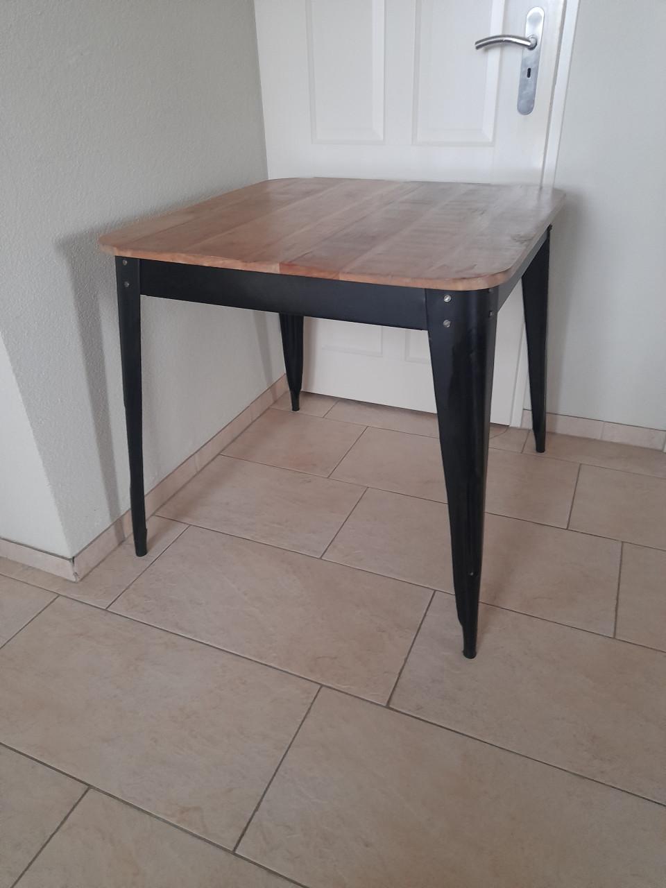 Leuke Tafel 81 x 81 x 76,5H ( in goede staat )