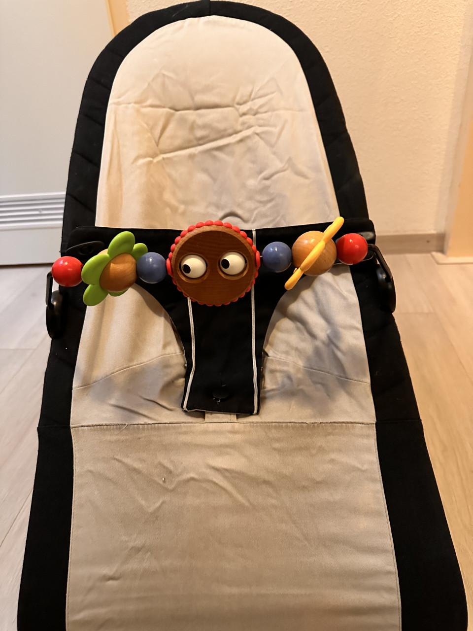 Te koop: Baby Björn wipstoel met houten speeltje