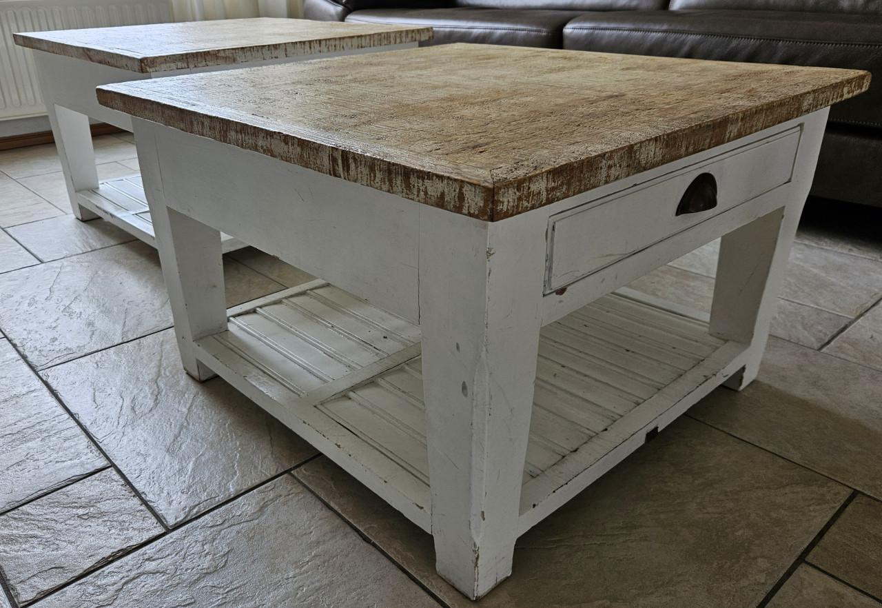 Twee salontafels van Rivièra Maison 70x70 cm en 45 cm hoog.