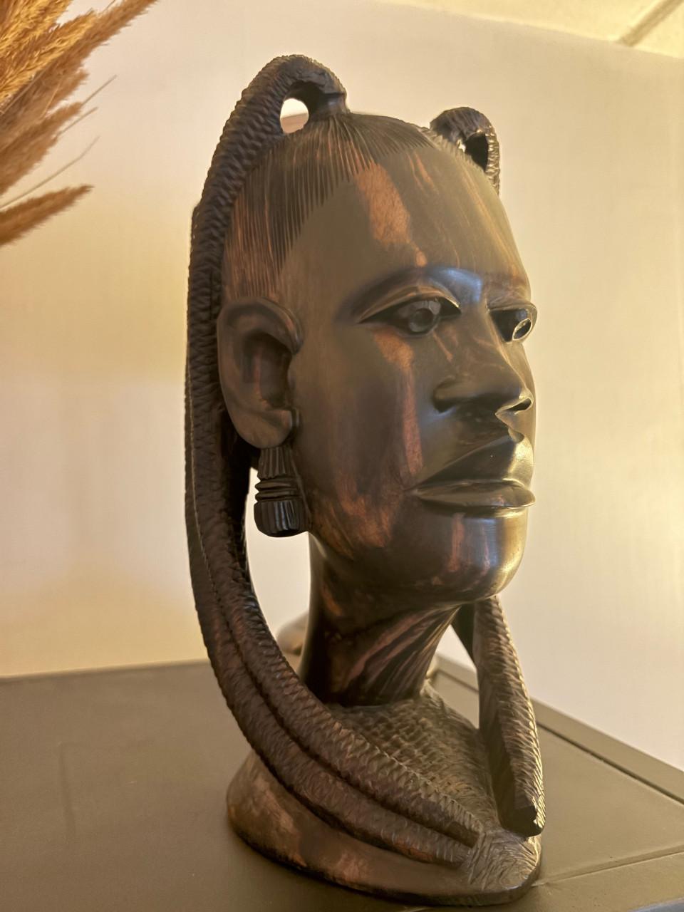 Buste uit ebbenhout gesneden, Afrikaanse vrouw.