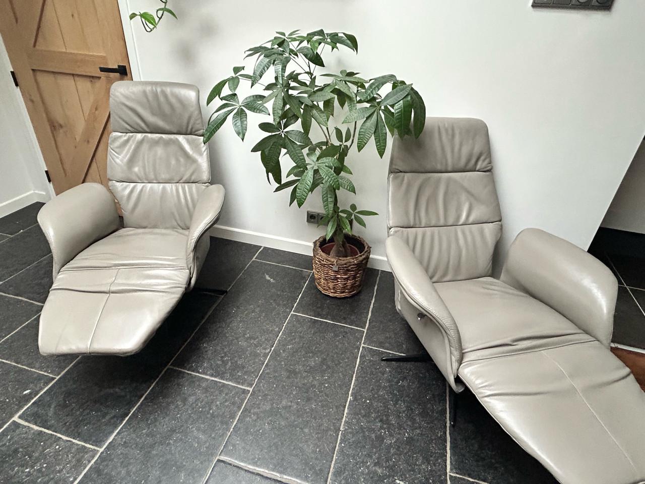 2 zeer mooie relax fauteuils izgs 350,- p/s