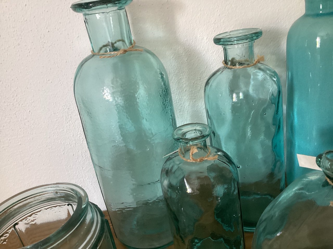 Vrolijke blauwe decoratie. Vazen, kaarsen…