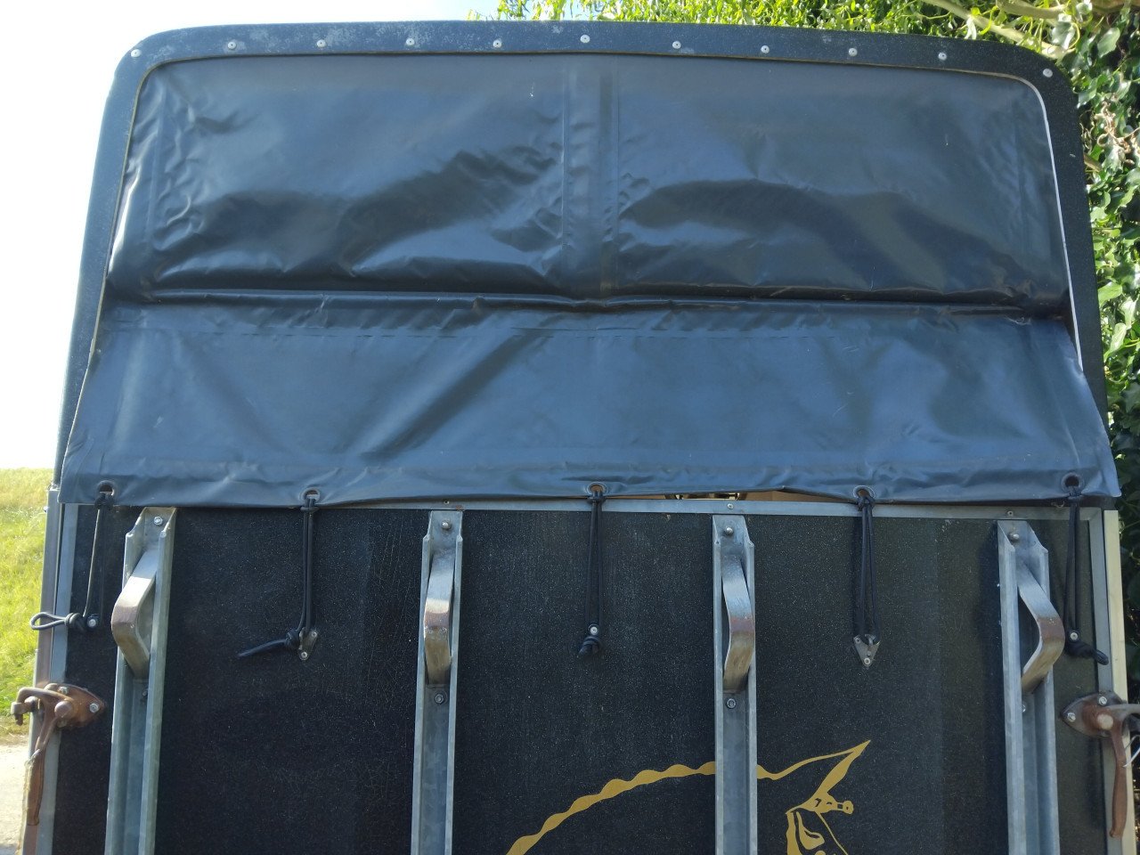 Vol polyester 2 paards trailer  met zadelkamer