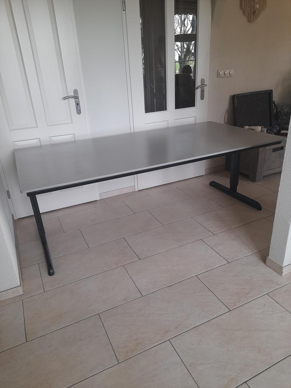 Groot stevige in hoogte verstelbaar bureau (AHREND) 100 x 200