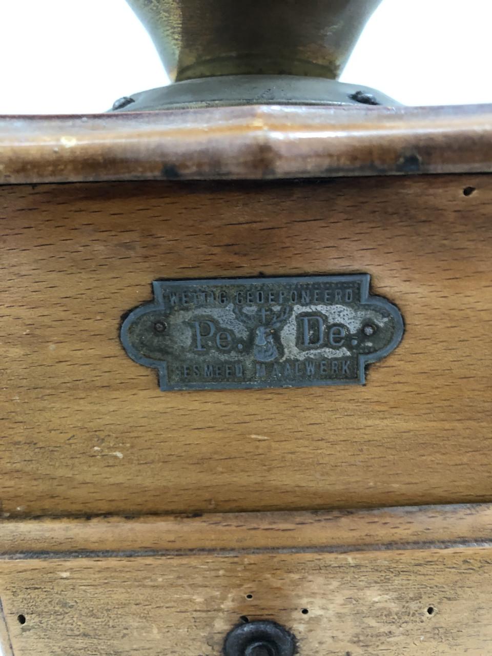 Mooie oude brocante schoot koffiemolen van het merk PéDé