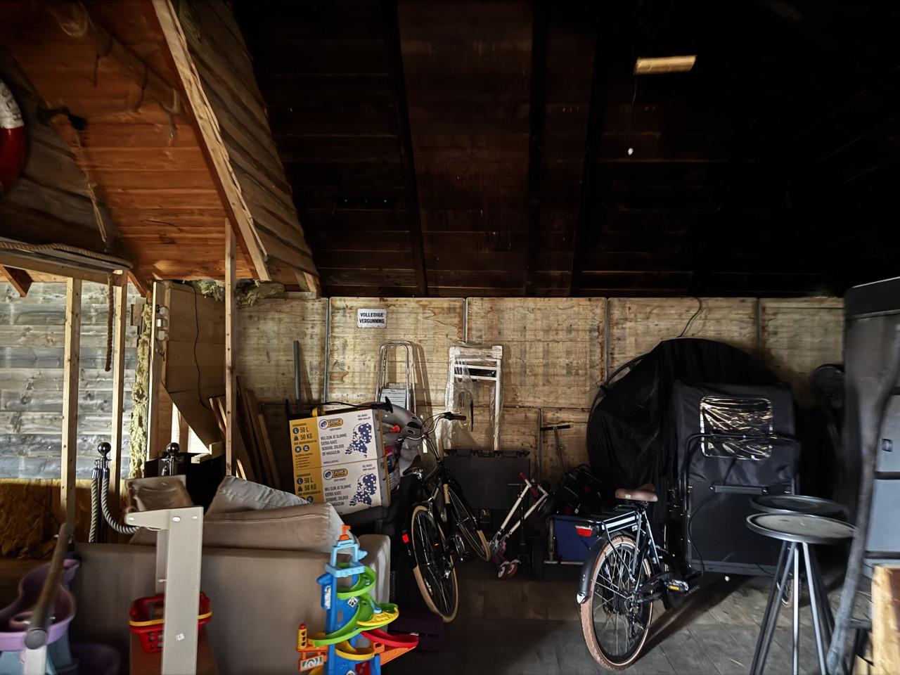 Grote Blokhut zelf afbreken en meenemen.