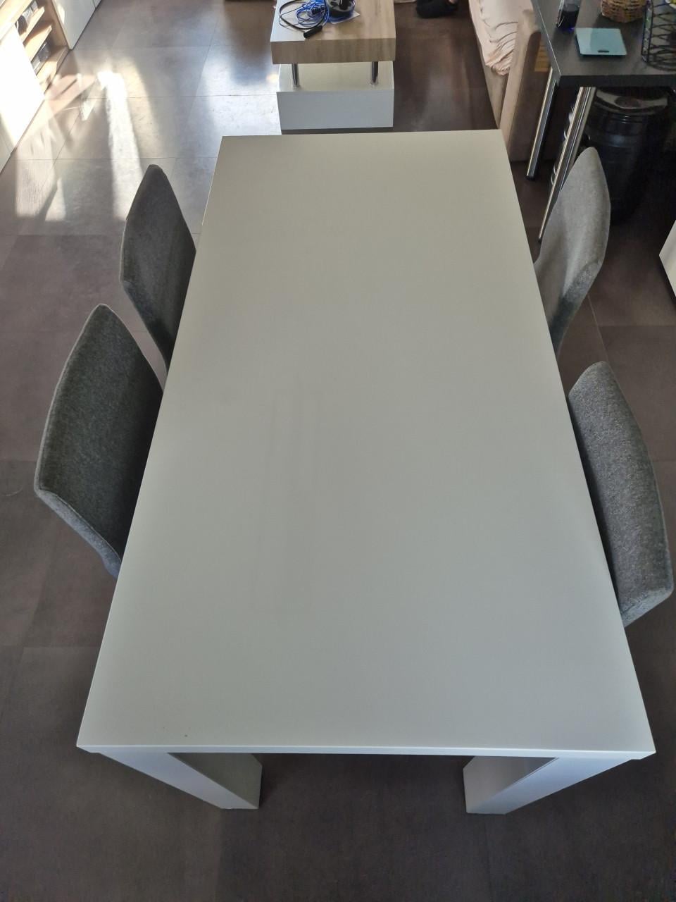 Bartafel met barkrukken
