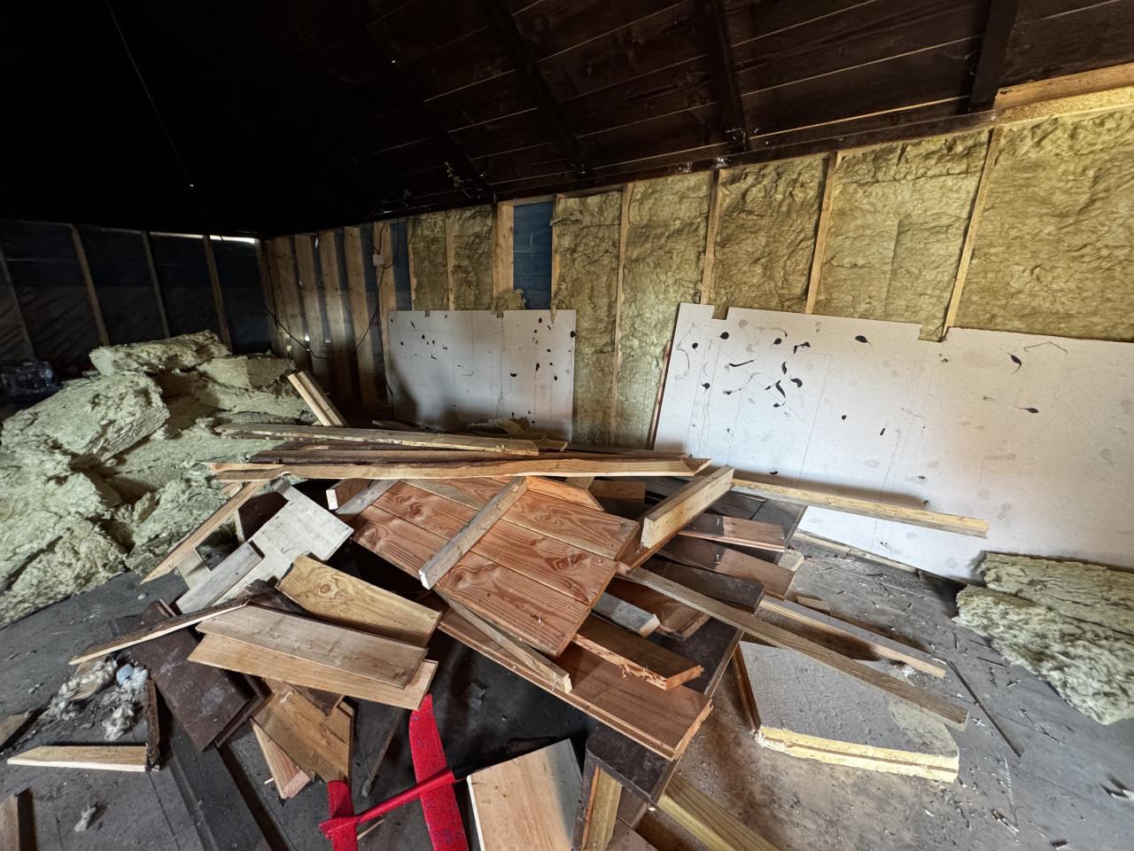 Gratis hout en isolatie (blokhut wordt gesloopt).