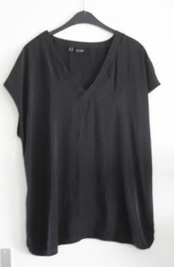 Zwart shirt glimmend met v hals maat 46