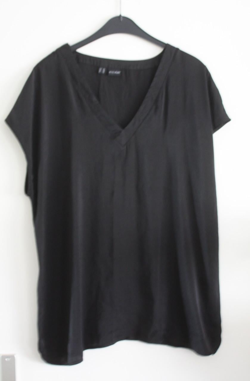 Zwart shirt glimmend met v hals maat 46